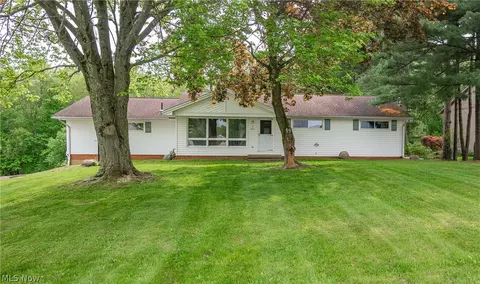 2421 Woodview Rd, Uniontown, OH 44685