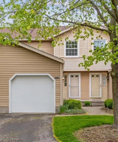9578 E Idlewood Dr, Twinsburg, OH 44087