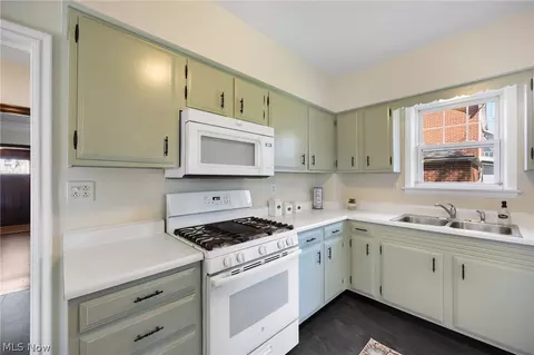 Kitchen - 142 Harter Ave NW, Canton, OH 44708 photo 2 of 3