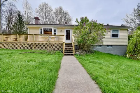 7011 Oak St, Chagrin Falls, OH 44022