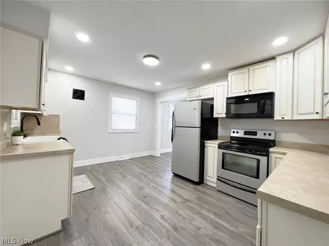 Kitchen - 2048 E 37th St, Lorain, OH 44055 photo 2 of 3