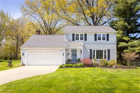 574 Crestview Dr, Bay Village, OH 44140
