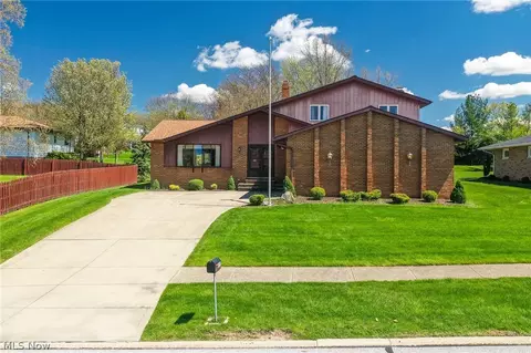 7651 Walnutwood Dr, Seven Hills, OH 44131