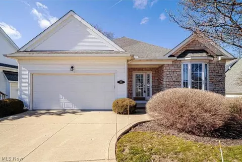 38 Gullybrook Ln, Willoughby Hills, OH 44094