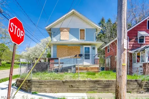 1049 Victory St, Akron, OH 44301