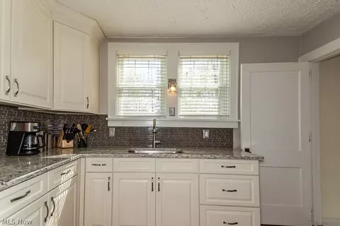 Kitchen - 37559 2nd St, Willoughby, OH 44094 photo 3 of 4