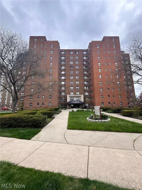 11720 Edgewater Dr #908, Lakewood, OH 44107