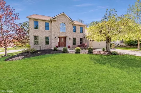 18561 Hunters Pointe Dr, Strongsville, OH 44136