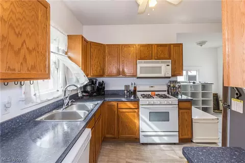 252 E 2nd St, Girard, OH 44420 photo 6
