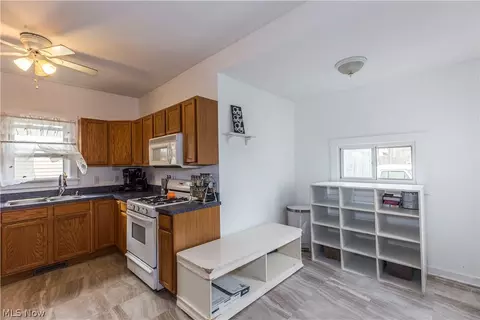 252 E 2nd St, Girard, OH 44420 photo 9