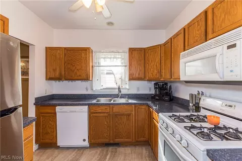 252 E 2nd St, Girard, OH 44420 photo 5