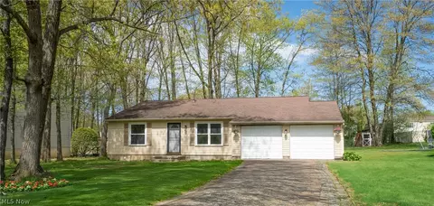 2571 Elm Dr, Girard, OH 44420