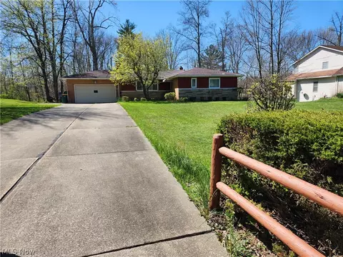 7362 Oakhill Rd, Oakwood Village, OH 44146