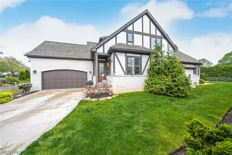 6 Wren Ct, Rocky River, OH 44116