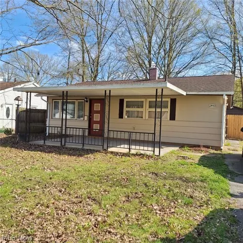 2443 Cranwood Dr SW, Warren, OH 44485