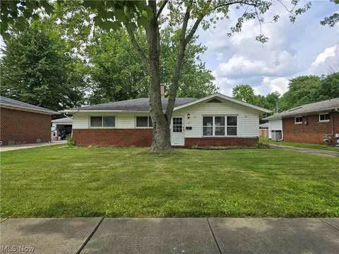 223 Maplelawn Dr, Berea, OH 44017
