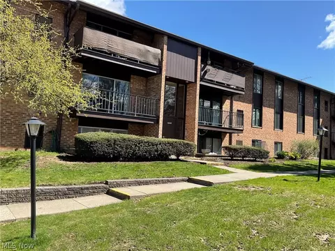 16445 Heather Ln #303, Middleburg Heights, OH 44130