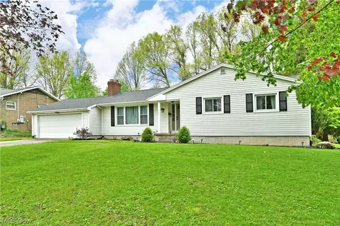 548 Murray Hill Dr, Youngstown, OH 44505