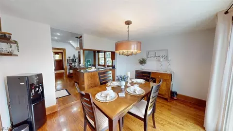 Dining - 210 E Pleasant Valley Rd, Seven Hills, OH 44131 photo 4 of 6
