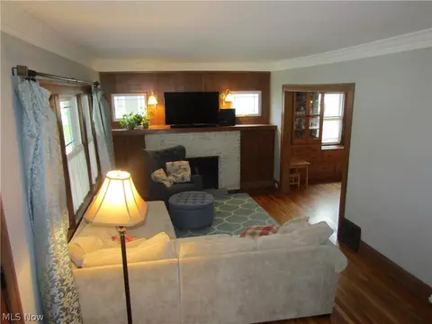 Living - 403 Beech St, Berea, OH 44017 photo 2 of 2