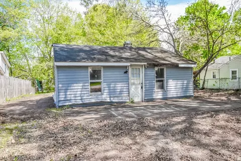 2435 Ladd St, Akron, OH 44312