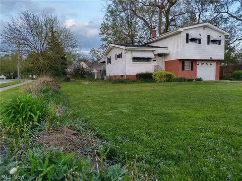 819 Waverly Rd, Eastlake, OH 44095