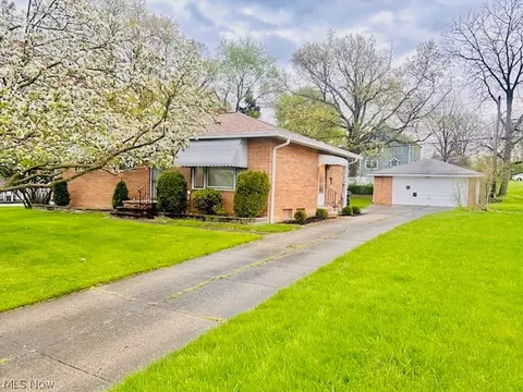 5401 Amherst Dr, Parma, OH 44129