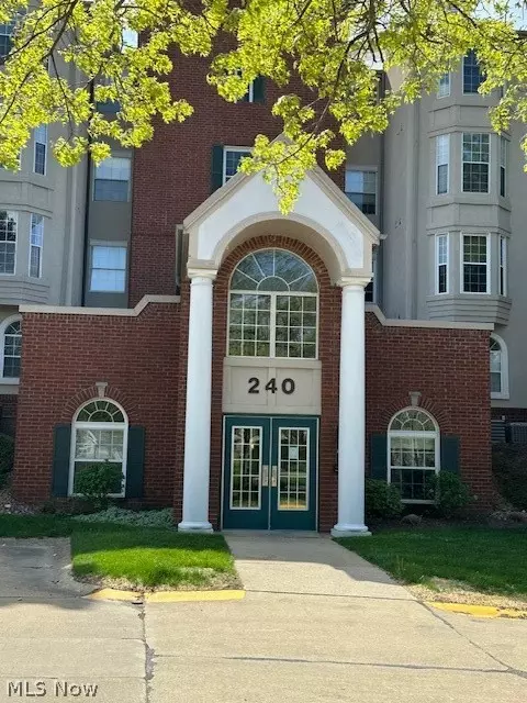 240 Fox Hollow Dr #105, Mayfield Heights, OH 44124