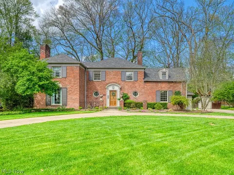 7826 Oakhurst Cir, Brecksville, OH 44141
