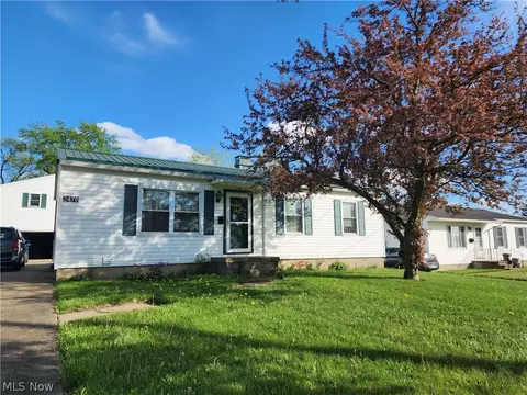 2478 Spruce St, Girard, OH 44420