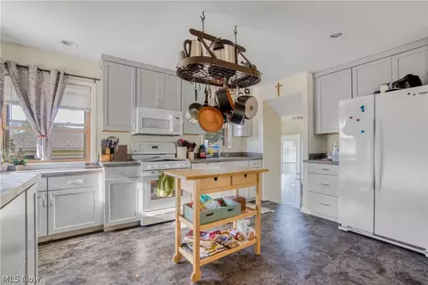 Kitchen - 11180 Aaron Dr, Parma, OH 44130 photo 3 of 4
