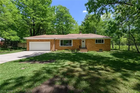 7359 Hickory Ln, Seven Hills, OH 44131