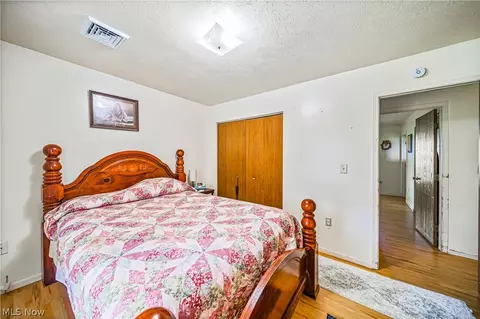Bedroom - 6155 Hillcrest Ave, Ashtabula, OH 44004 photo 2 of 6