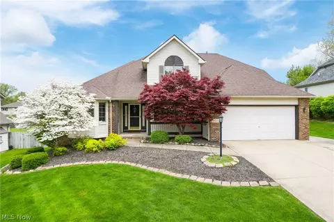 4027 Shelly Dr, Seven Hills, OH 44131