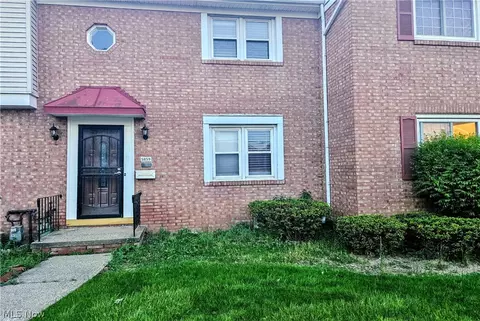 5859 Bear Creek Dr, Bedford Heights, OH 44146