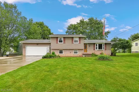 10186 Hunting Hills Ave NE, Hartville, OH 44632