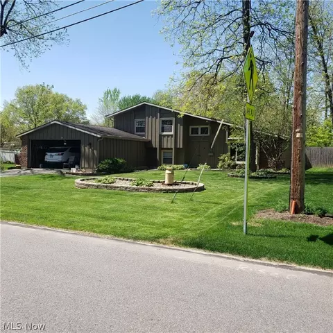100 Hickory Hollow Dr, Amherst, OH 44001