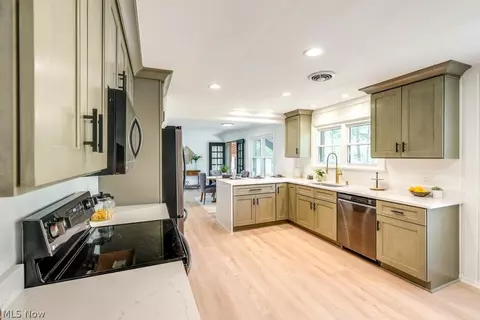 Kitchen - 8108 Stone Rd, Independence, OH 44131 photo 3 of 4