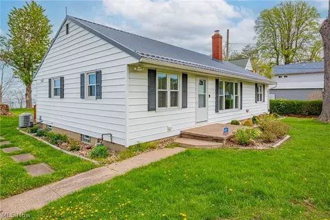 990 Lake Rd, Conneaut, OH 44030