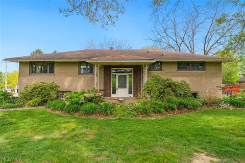 9637 Skyway Dr, Wadsworth, OH 44281