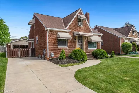 8210 Deerfield Dr, Parma, OH 44129
