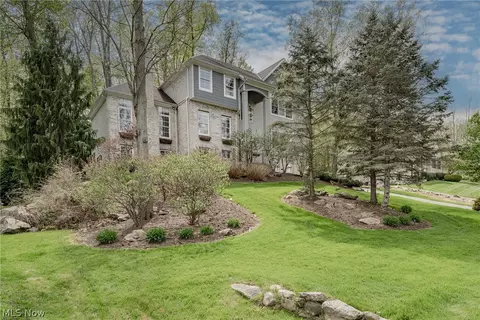 8105 Darbys Run, Chagrin Falls, OH 44023