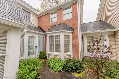 225 Westwind Dr #47, Avon Lake, OH 44012
