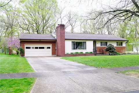 399 Mowbray Rd, Akron, OH 44333