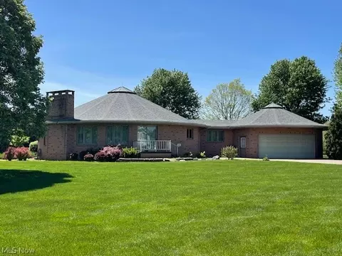 204 Clarence Dr SE, New Philadelphia, OH 44663