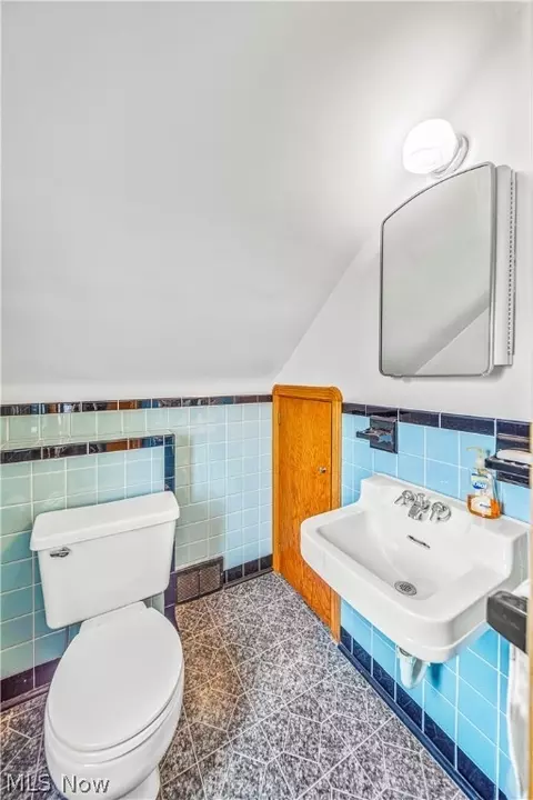 Bath - 444 E 264th St, Euclid, OH 44132 photo 3 of 3