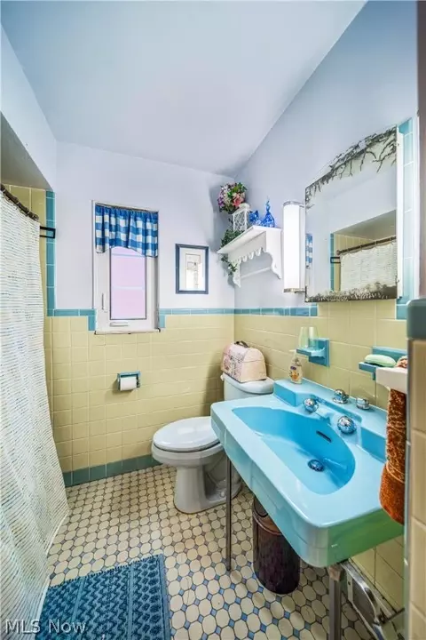 Bath - 444 E 264th St, Euclid, OH 44132 photo 2 of 3