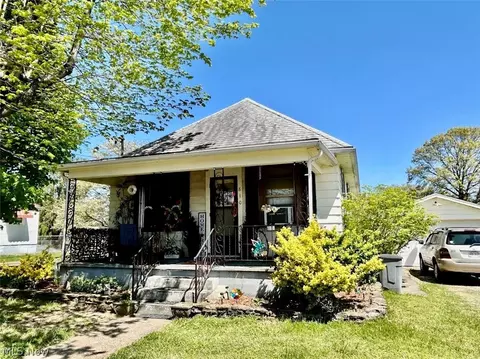 810 Warren Ave, Belpre, OH 45714