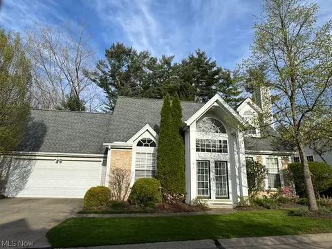 61 W Stonebrooke Dr, Chagrin Falls, OH 44022