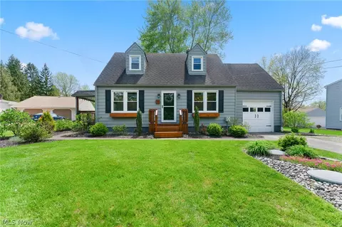 31 Roosevelt Dr, Hubbard, OH 44425